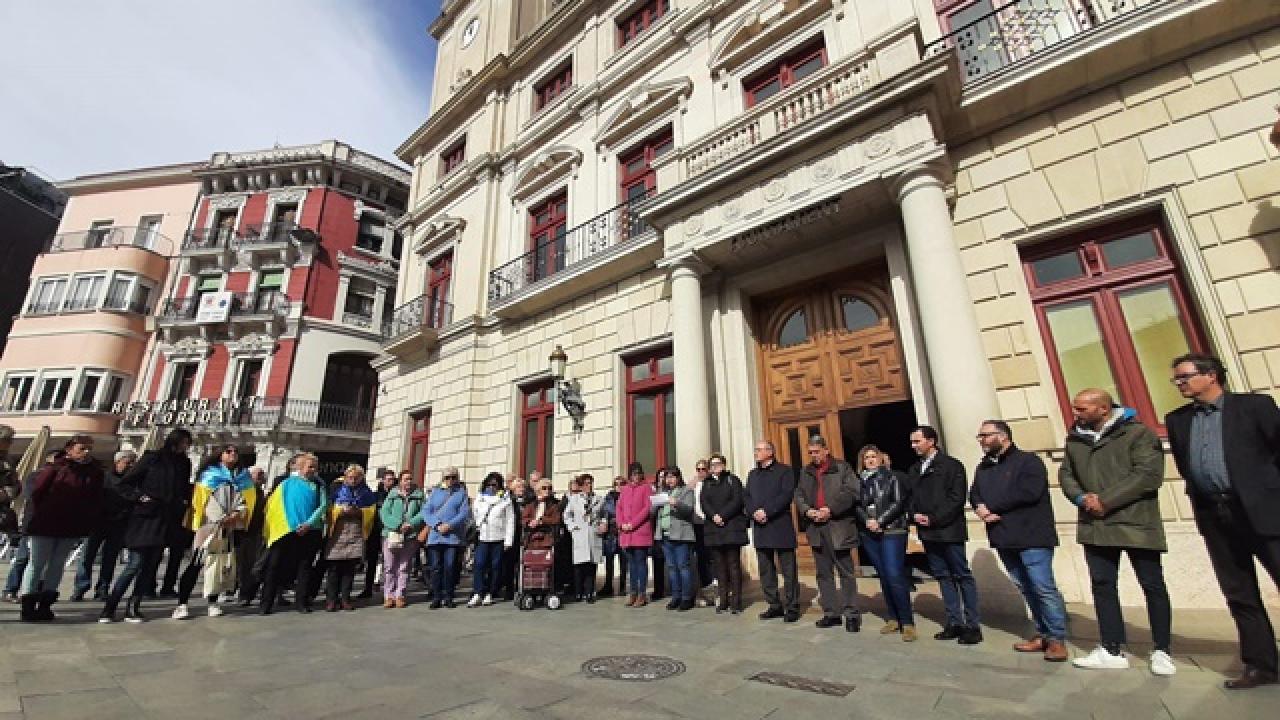 Concentració ciutadana d’un minut de silenci a les portes de l’Ajuntament de Reus 