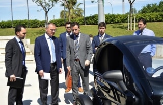 L&#039;alcalde de Reus, Carles Pellicer, i el regidor de Medi Ambient, Daniel Rubio, observen un cotxe elèctric