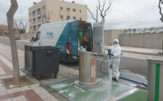 Operaris de l&#039;empresa adjudicatària del Consell Comarcal, desinfectant contenidors a Constantí