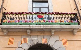 Balcó de l&#039;Ajuntament de Constantí guarnit per Sant Jordi