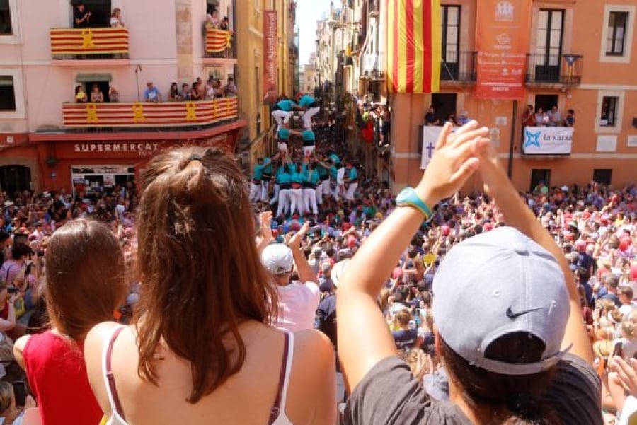 Imatge de la plaça de les Cols durant la diada de Sant Magí de Tarragona, amb assistents celebrant el primer 2d8f de la història dels Castellers de Sant Pere i Sant Pau
