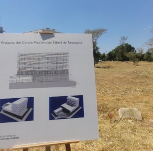 Imatge del projecte i el solar en la presentació feta pel conseller de Justícia fa un mes.