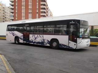 Un autobús interurbà de l&#039;empresa Plana, a l&#039;estació d&#039;autobusos de Tarragona