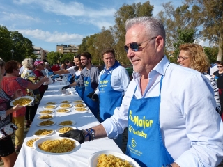 L’alcalde de Salou, Pere Granados, ha estat l’encarregat de servir, com ja és tradició, el primer plat de la gran paella popular