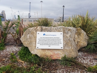 La pedra d’escullera simbolitza el record i la memòria als més 5.000 presidiaris que  executaren dures tasques per construir l’artèria principal del Port, l’actual Dic de Llevant