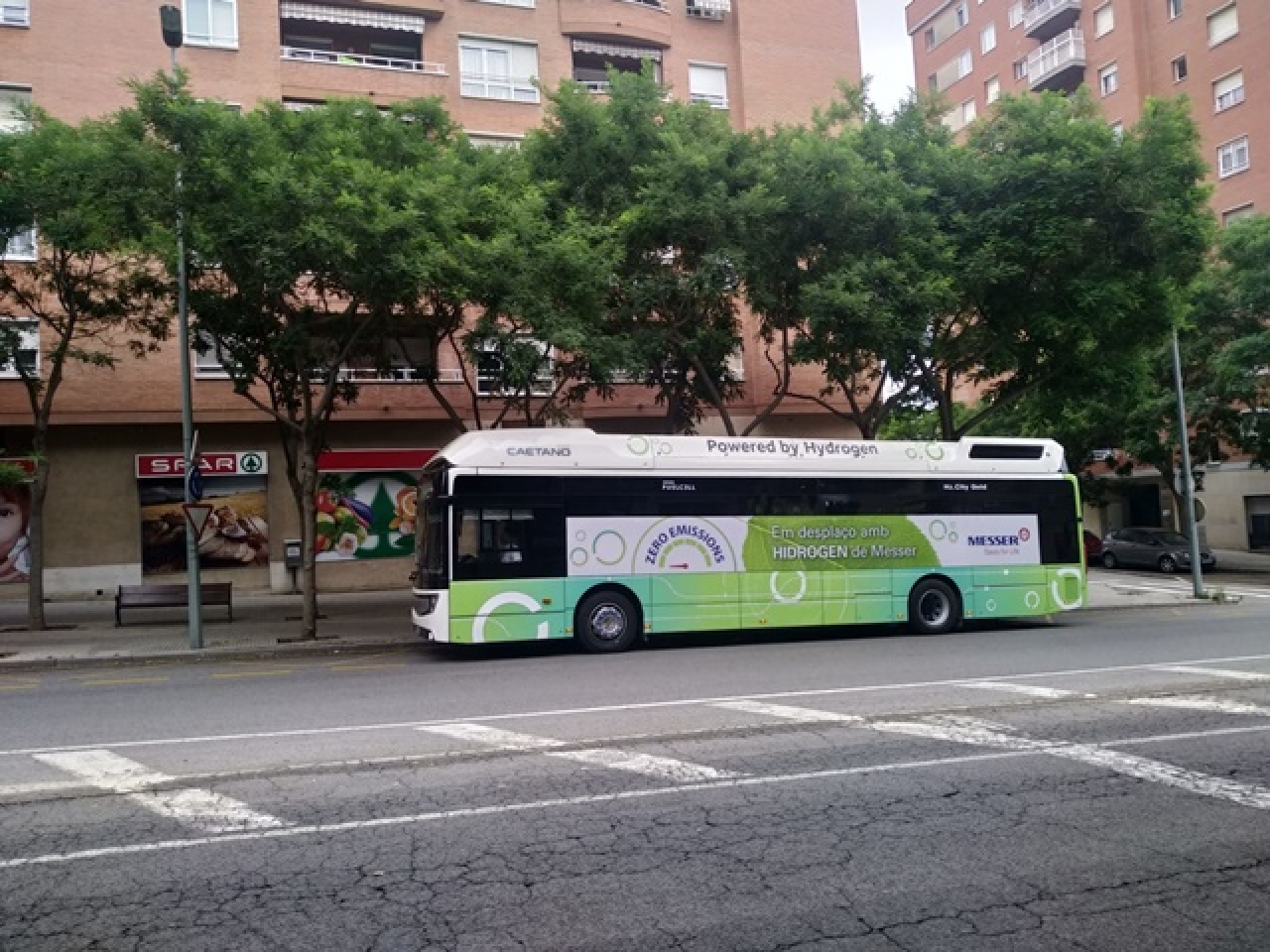 Imatge d&#039;un autobús propulsat per hidrògen circulant per Tarragona