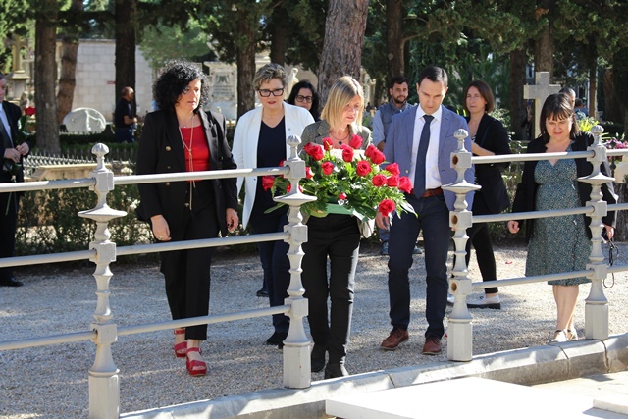 La vicealcadessa de Reus, Noemí Llauradó, amb altres membres de la corporació, a l&#039;ofrena floral al panteó dels fills il·lustres