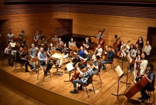 L’orquestra de l’escola d’alt rendiment musical Yehudi Menuhin School està formada per alumnes entre 8 i 19 anys de tot el món