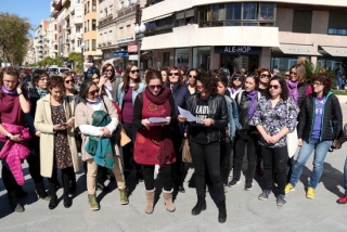 Imatge de les treballadores de la informació i la comunicació del Camp de Tarragona durant la lectura del manifest en el Dia Internacional de les Dones a Tarragona, el 8 de març del 2020