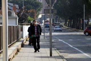 Imatge de recurs on es pot veure un senyor amb màscara passant per l&#039;avinguda del Canal de Mollerussa on s&#039;hauria d&#039;estar celebrant la Fira de Sant Josep, suspesa pel coronavirus, el 19 de març de 2020.