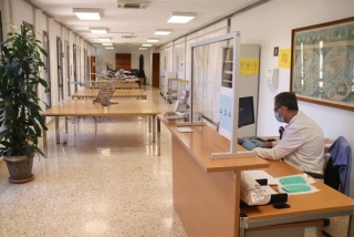 Imatge de la sala de consultes de l&#039;Arxiu Històric de Tarragona, amb diferents mesures de seguretat per la covid-19