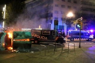 Contenidors cremant i furgons policials a la confluència de l&#039;avinguda Marquès de Montoliu i la plaça Imperial Tàrraco, a Tarragona