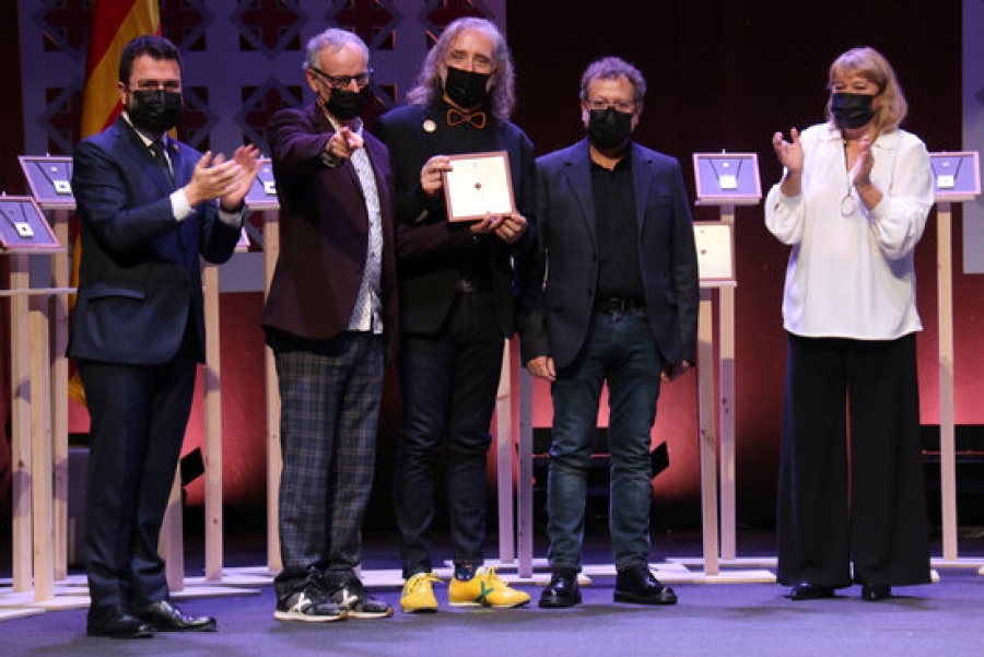 Imatge dels integrants del grup de música Els Pets rebent la Creu de Sant Jordi de mans del president de la Generalitat, Pere Aragonès, i la consellera de Cultura, Natàlia Garriga