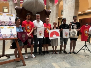 L&#039;alcalde i els representants de les entitats han presentat el cartell i els elements del marxandatge de Santa Tecla 2019 