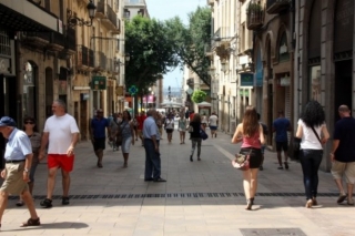 Imatge d&#039;arxiu de gent passejant i comprant en un carrer de Tarragona