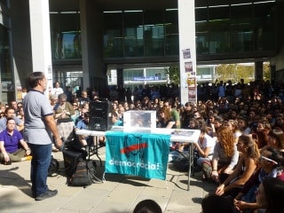 Concentració d&#039;estudiants i professors a les portes del Campus Catalunya de la URV