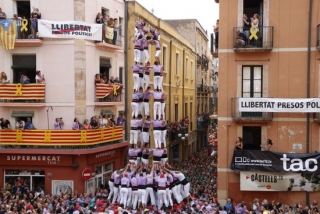 5 de 9 amb folre descarregat per la Colla Jove Xiquets de Tarragona, durant la diada de Sant Magí