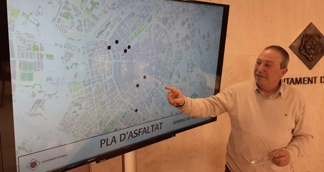 El regidor Hipòlit Montseny mostra el plànol del Pla d&#039;Asfaltat