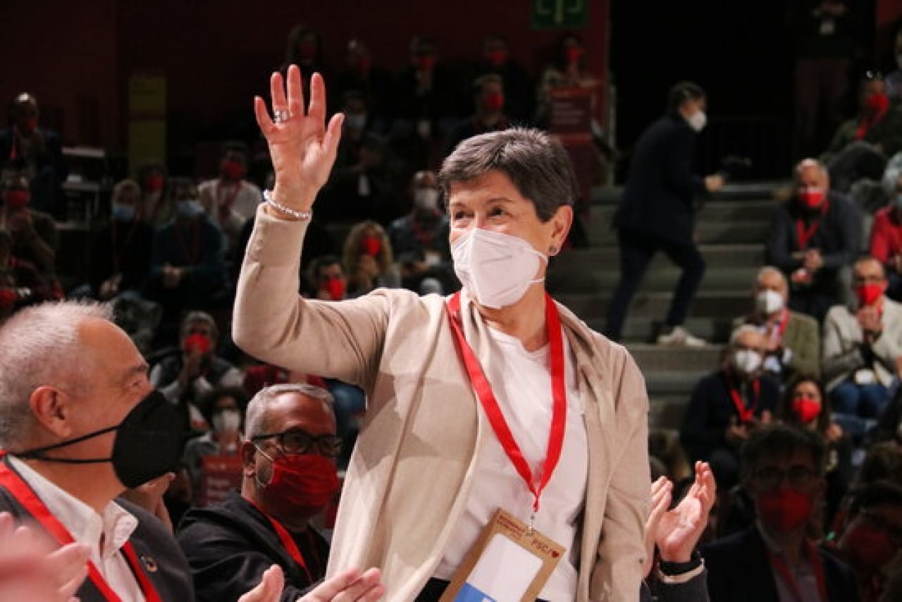 Imatge de la delegada del govern espanyol a Catalunya, Teresa Cunillera, saludant els assistents durant el congrés extraordinari del PSC