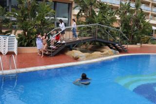 Un grup de joves a la piscina de l&#039;hotel 4R Gran Regina de Salou