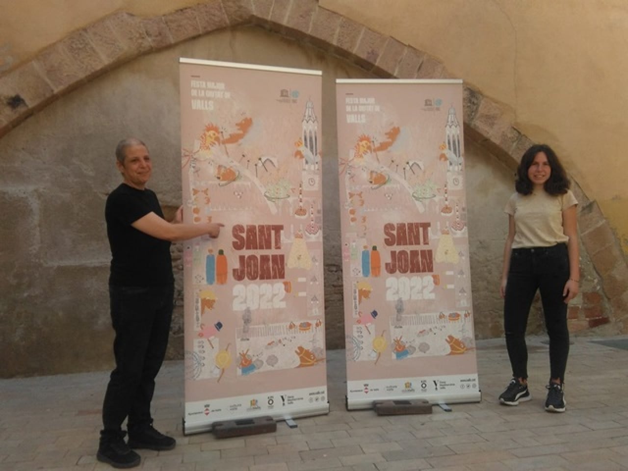La regidora de Cultura de Valls, Laia Castells, i la il·lustradora vallenca, Marina Barberà, autora de la imatge gràfica de Sant Joan