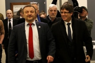 Carles Puigdemont i el diputat danès Magni Arge, arribant a la reunió del Parlament de Dinamarca