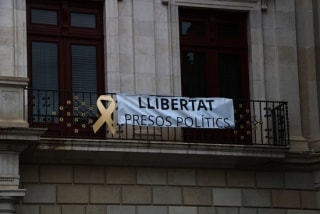 La pancarta de &#039;Llibertat Presos Polítics&#039; penjada de nou a la façana de l&#039;Ajuntament de Reus