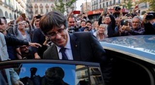 Carles Puigdemont, dissabte, entrant al cotxe oficial a Girona