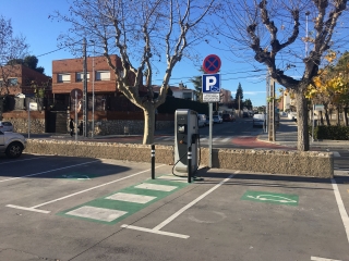 Els punts de càrrega per a cotxes elèctrics estan situats al mercat municipal i al pàrquing de la carretera de Barcelona