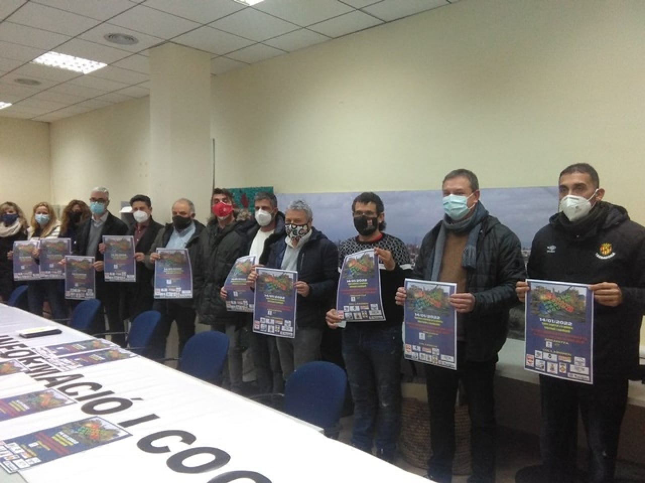 Representants veïnals, sindicals i municipals mostren el cartell de la concentració, a la seu de la Federació d&#039;Associacions de Veïns de Tarragona (FAVT)