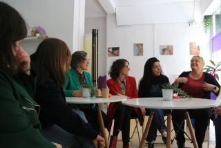 La consellera de Feminisme, Tània Verge, durant la visita a Ca la Conxita de Reus, amb membres de l&#039;associació Heroïnes Anònimes i autoritats locals