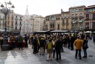 La plaça del Mercadal de Reus amb membres del col·lectiu &#039;Avis i àvies per la llibertat&#039;, que hi han acudit a títol individual