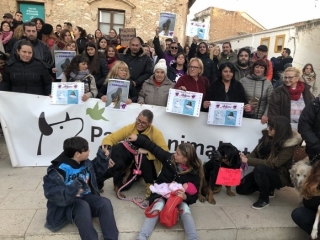 Concentració, el passat dissabte 12 de gener, davant l&#039;Ajuntament de Calafell per denunciar la mort a trets d&#039;un gos rottweiler, a Segur
