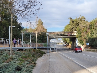 La passera elevada es troba situada a l’entrada de la població per l’avinguda de Ramon d’Olzina