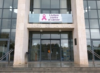 El crespó rosa està penjat a la façana de l’Ajuntament per visibilitzar l’impacte d’aquesta malaltia