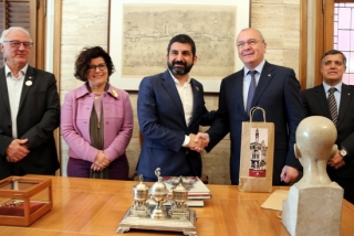 El conseller Chakir EEl Homrani encaixant les mans amb l&#039;alcalde de Reus, Carles Pellicer, durant una visita institucional a l&#039;Ajuntament