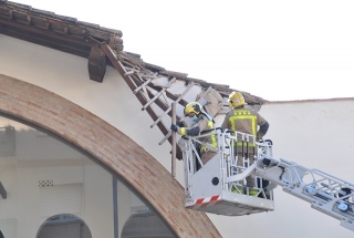 Els bombers han anat retirant part de la teulada caiguda
