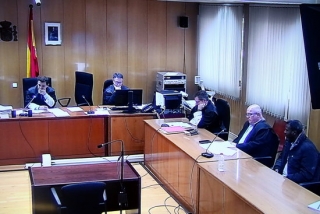 Captura de pantalla del senyal institucional de la lectura del veredicte del jurat popular a l&#039;Audiència de Tarragona contra l&#039;acusat de matar una noia a Salou, assegut a la dreta