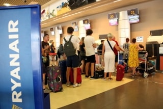 Cues de passatgers a l&#039;Aeroport de Reus per facturar equipatge per volar a Liverpool amb Ryanair
