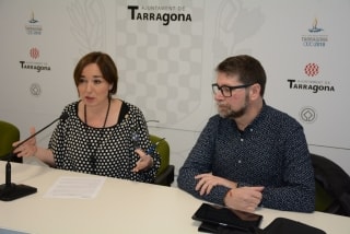 La regidora de Cultura de Tarragona, Begoña Floria, i el creador de l&#039;aplicació, Carles Esteve, durant la presentació del Trivial Castellers