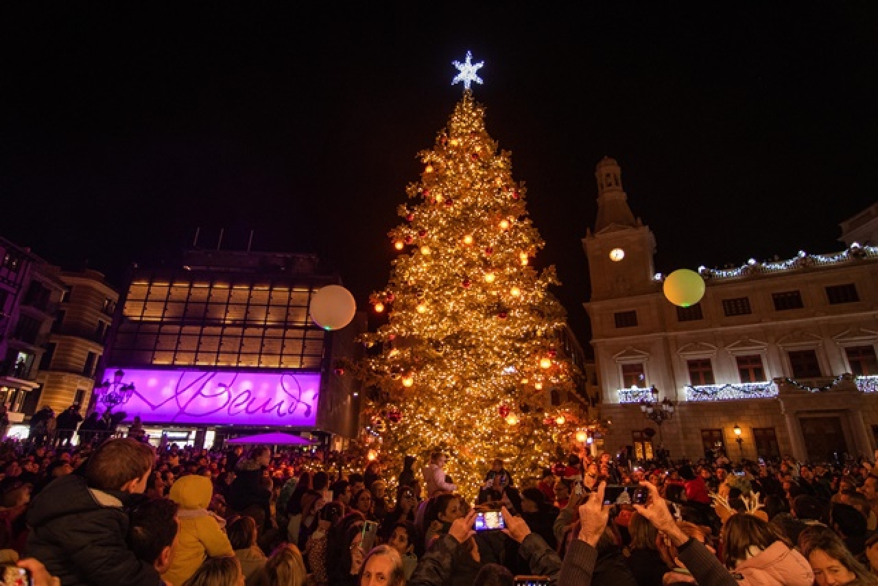 L&#039;arbre de Nadal il·luminat, a la plaça del Mercadal de Reus