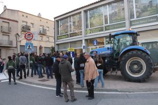 Diversos pagesos davant d&#039;un tractor esperen el president de la Generalitat, Pere Aragonès