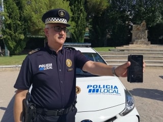 Un agent de la Policia Local del Vendrell mostra la nova app, que es pot descarregar a partir d&#039;aquest dimecres