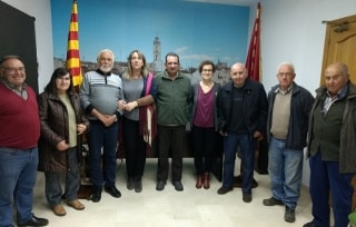 Membres de l&#039;associació dels Tres Tombs de la Bisbal, amb l&#039;alcaldesa Agnès Ferré
