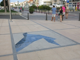 Mosaic en record de les víctimes dels atemptats, al Passeig Marítim de Cambrils