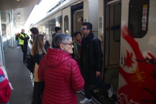 Imatge de passatgers pujant a un tren de mitja distància a l&#039;estació de Tarragona, el dia de la posada en marxa del nou tram del corredor mediterrani, el 13 de gener del 2020 