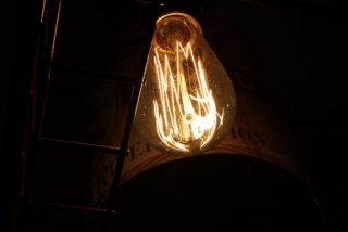Una bombeta de llum càlida penjant del sostre