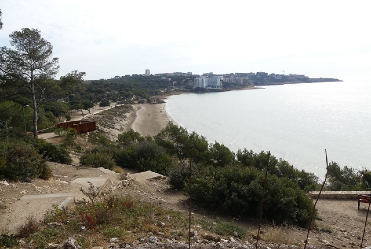 La platja Llarga de Salou ja disposa d’un nou mirador, a uns 30 metres sobre el mar