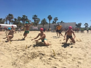 Diversos alumnes en una de les proves del primer Campionat d&#039;Intersalvament a Platges que ha tingut lloc a Salou