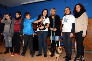 El taller de tinença responsable d’animals es va fer a les escoles El Cucurull i Salvador Espriu de Roda de Berà